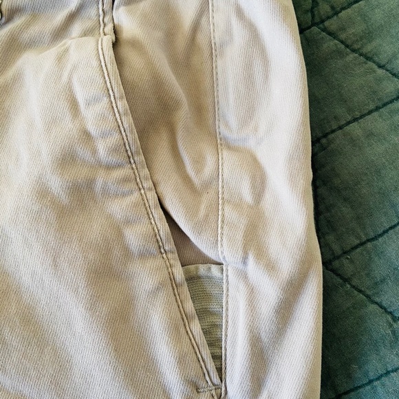 Under Armour khaki shorts. Size 32. - Picture 5 of 5